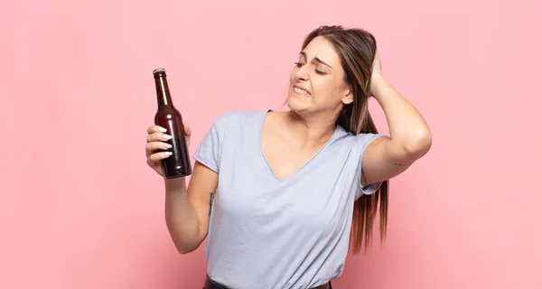 Giovane Donna Bionda Sente Perplessa Confusa Grattando Testa Guardando Lato — Foto Stock