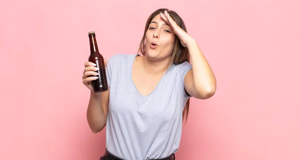 Joven Rubia Buscando Feliz Asombrada Sorprendida Sonriendo Dándose Cuenta Increíbles — Foto de Stock