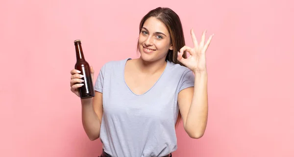 Jovem Loira Sentindo Feliz Relaxado Satisfeito Mostrando Aprovação Com Gesto — Fotografia de Stock