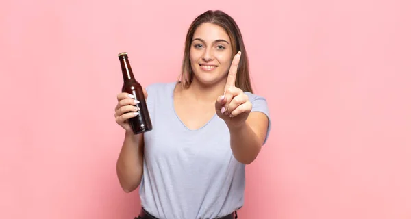 Jovem Loira Sorrindo Orgulhosa Confiantemente Fazendo Número Pose Triunfante Sentindo — Fotografia de Stock