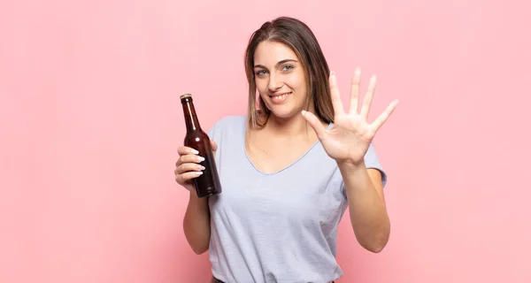 Ung Blond Kvinna Ler Och Ser Vänlig Visar Nummer Fem — Stockfoto