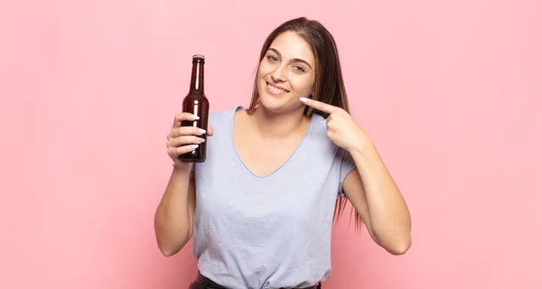 Jovem Mulher Loira Sorrindo Confiantemente Apontando Para Próprio Sorriso Largo — Fotografia de Stock