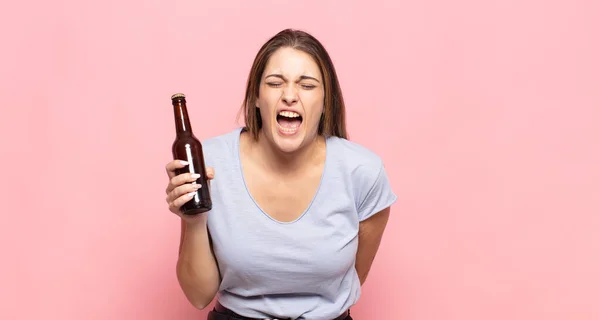 Giovane Donna Bionda Urlando Aggressivamente Guardando Molto Arrabbiato Frustrato Indignato — Foto Stock