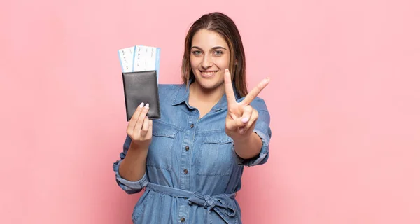 Junge Blonde Frau Lächelt Und Sieht Glücklich Unbeschwert Und Positiv — Stockfoto