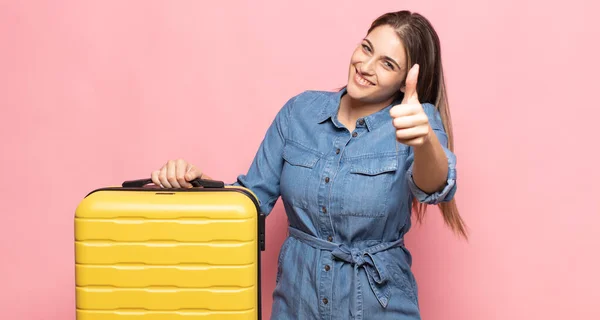 Jovem Loira Sentindo Orgulhosa Despreocupada Confiante Feliz Sorrindo Positivamente Com — Fotografia de Stock