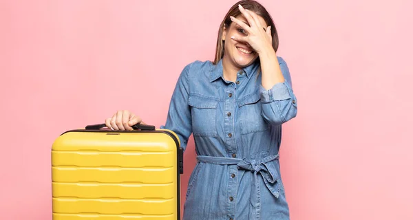 Jonge Blonde Vrouw Kijken Geschokt Bang Doodsbang Bedekken Gezicht Met — Stockfoto