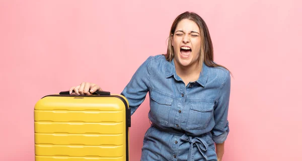 Junge Blonde Frau Schreit Aggressiv Sieht Sehr Wütend Frustriert Empört — Stockfoto