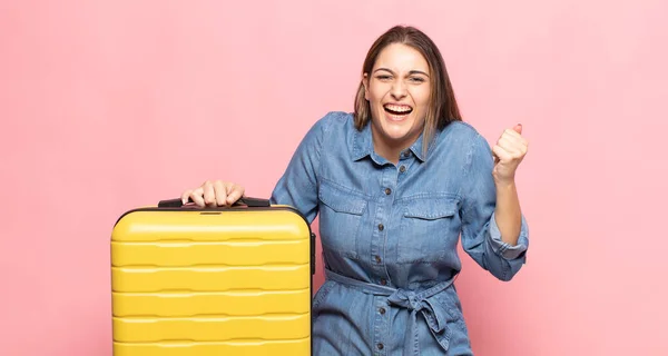 Junge Blonde Frau Schreit Aggressiv Mit Wütendem Gesichtsausdruck Oder Mit — Stockfoto