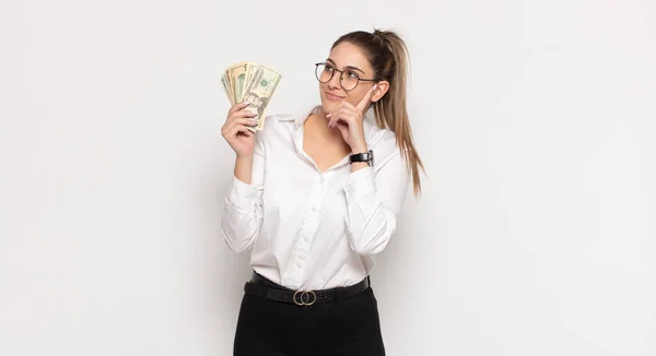 Joven Rubia Sonriendo Feliz Soñando Despierto Dudando Mirando Lado — Foto de Stock