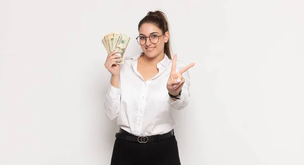 Joven Rubia Sonriendo Luciendo Feliz Despreocupada Positiva Haciendo Gestos Victoria — Foto de Stock