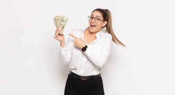 Mujer Rubia Joven Mirando Emocionada Sorprendida Apuntando Hacia Lado Hacia — Foto de Stock