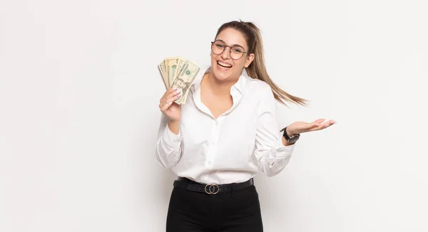 Joven Rubia Sintiéndose Feliz Sorprendida Alegre Sonriendo Con Actitud Positiva — Foto de Stock