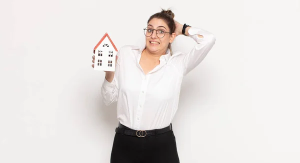 Ung Blond Kvinna Stressad Orolig Orolig Eller Rädd Med Händerna — Stockfoto