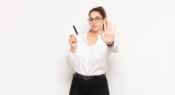 Joven Rubia Buscando Seria Severa Disgustada Enojada Mostrando Palma Abierta — Foto de Stock