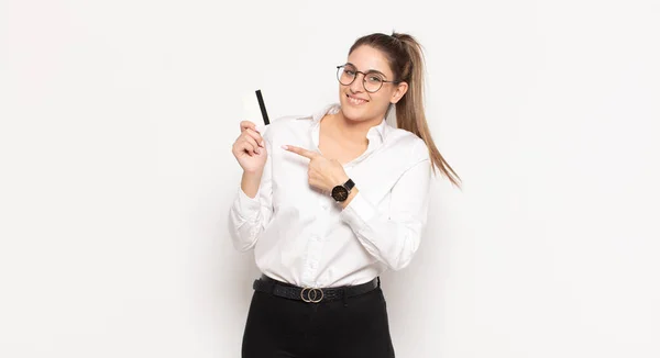 Jonge Blonde Vrouw Glimlachen Vrolijk Zich Gelukkig Voelen Wijzen Naar — Stockfoto