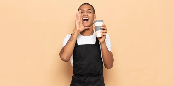 Genç Siyah Adam Mutlu Heyecanlı Pozitif Hissediyor Elleri Ağızda Bağırarak — Stok fotoğraf
