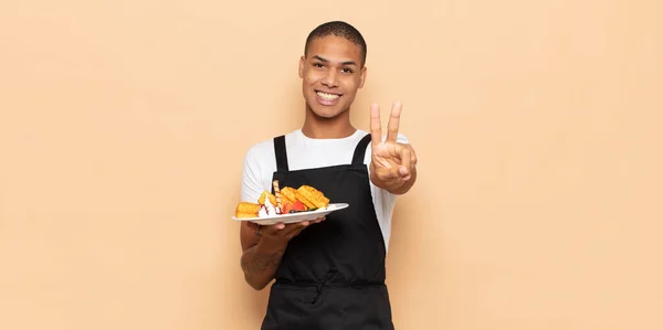 若い黒人男性は笑顔で幸せそして気楽でポジティブで勝利や平和を片手に — ストック写真