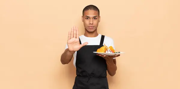 Jeune Homme Noir Regardant Sérieux Sévère Mécontent Colère Montrant Paume — Photo