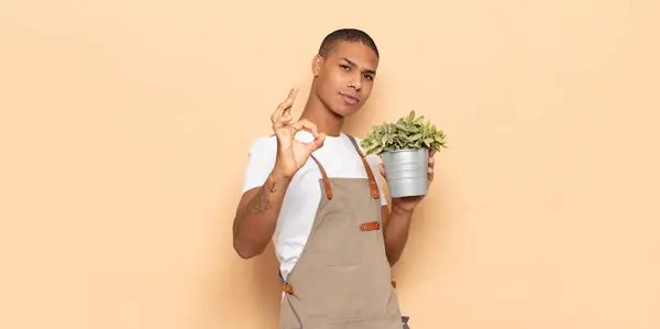 Jovem Negro Sentindo Feliz Relaxado Satisfeito Mostrando Aprovação Com Gesto — Fotografia de Stock