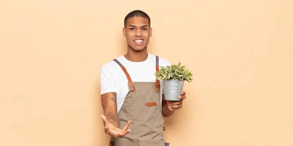 Jonge Zwarte Man Zoek Boos Geïrriteerd Gefrustreerd Schreeuwen Wtf Wat — Stockfoto