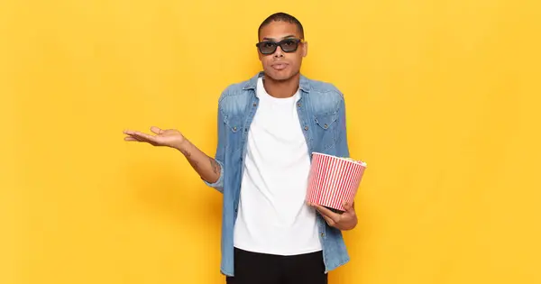 Young Black Man Feeling Puzzled Confused Doubting Weighting Choosing Different — Stock Photo, Image