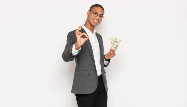 Joven Hombre Negro Sintiéndose Feliz Relajado Satisfecho Mostrando Aprobación Con —  Fotos de Stock