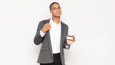 Genç siyah adam kibirli, başarılı, pozitif ve gururlu görünüyor.