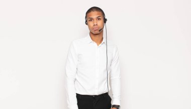 Genç siyahi adam üzgün ve mızmızlanıyor, mutsuz bir bakışla, olumsuz ve hayal kırıklığına uğramış bir tavırla ağlıyor.