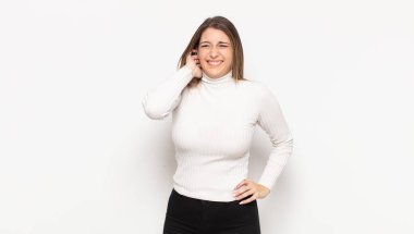 Genç sarışın kadın stresli, hayal kırıklığına uğramış ve yorgun, endişeli ve sorunlu bir bakışla boynunu ovalıyor.