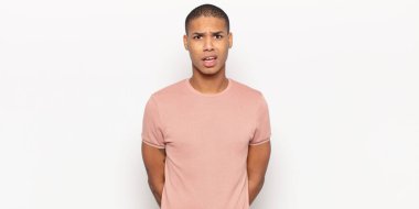 Genç siyahi adam şok olmuş, kızgın, sinirli ya da hayal kırıklığına uğramış, ağzı açık ve öfkeli görünüyor.