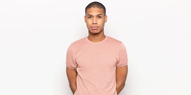 Genç siyahi adam üzgün ve mızmızlanıyor, mutsuz bir bakışla, olumsuz ve hayal kırıklığına uğramış bir tavırla ağlıyor.