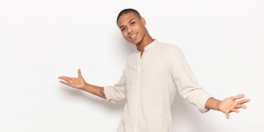 Genç siyah adam mutlu, kibirli, gururlu ve kendinden memnun görünüyor. Kendini bir numara gibi hissediyor.