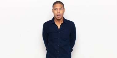 Genç siyahi adam şok olmuş, kızgın, sinirli ya da hayal kırıklığına uğramış, ağzı açık ve öfkeli görünüyor.