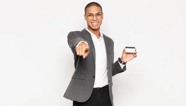 Joven Hombre Negro Apuntando Cámara Con Una Sonrisa Satisfecha Segura —  Fotos de Stock