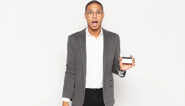 Jeune Homme Noir Regardant Très Choqué Surpris Regardant Avec Bouche — Photo