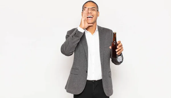 Jovem Negro Sentindo Feliz Animado Positivo Dando Grande Grito Com — Fotografia de Stock