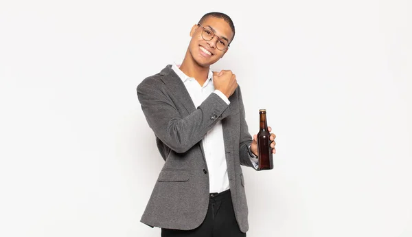 Junger Schwarzer Mann Fühlt Sich Glücklich Positiv Und Erfolgreich Motiviert — Stockfoto