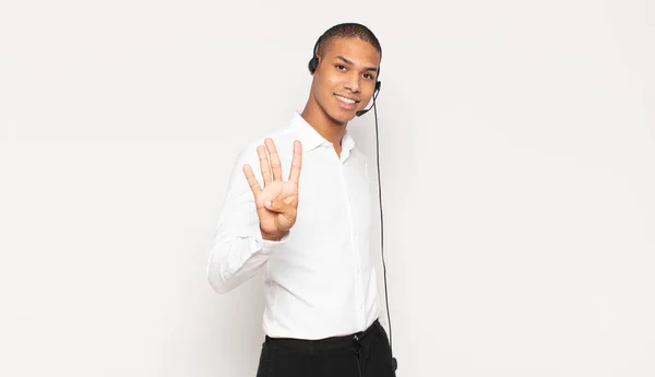 Jovem Negro Sorrindo Olhando Amigável Mostrando Número Quatro Quarto Com — Fotografia de Stock