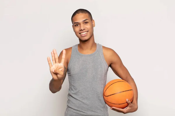 Joven Hombre Negro Sonriendo Mirando Amigable Mostrando Número Cuatro Cuarto —  Fotos de Stock
