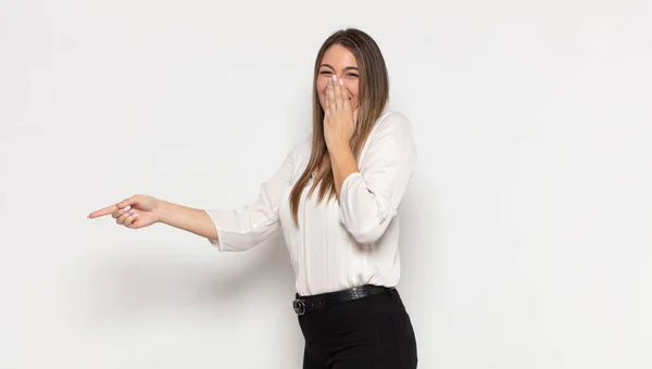 Giovane Donna Bionda Sentirsi Felice Scioccata Sorpresa Coprendo Bocca Con — Foto Stock