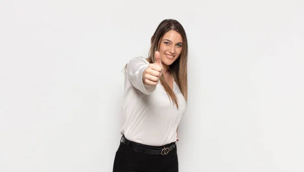 Jong Blond Vrouw Gevoel Trots Zorgeloos Zelfverzekerd Gelukkig Positief Glimlachen — Stockfoto