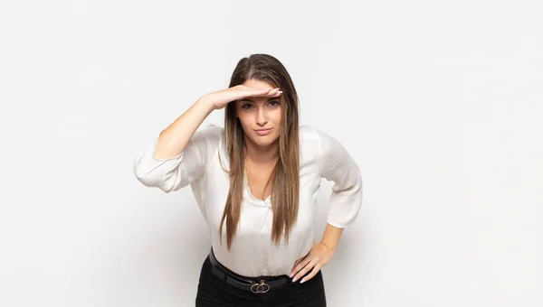 Young Blonde Woman Looking Bewildered Astonished Hand Forehead Looking Far — Stock Photo, Image