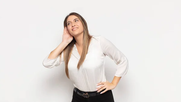 Giovane Donna Bionda Sorridente Guardando Curiosamente Lato Cercando Ascoltare Pettegolezzi — Foto Stock