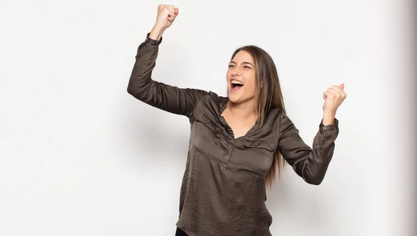 Joven Rubia Gritando Triunfalmente Viéndose Emocionada Feliz Sorprendida Ganadora Celebrando — Foto de Stock