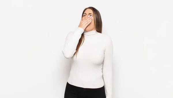 Jovem Loira Bocejando Preguiçosamente Manhã Cedo Acordando Olhando Sonolento Cansado — Fotografia de Stock