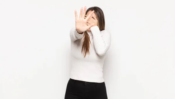 Jovem Loira Cobrindo Rosto Com Mão Colocando Outra Mão Frente — Fotografia de Stock