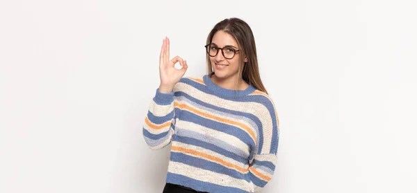 Jovem Loira Sentindo Feliz Relaxado Satisfeito Mostrando Aprovação Com Gesto — Fotografia de Stock