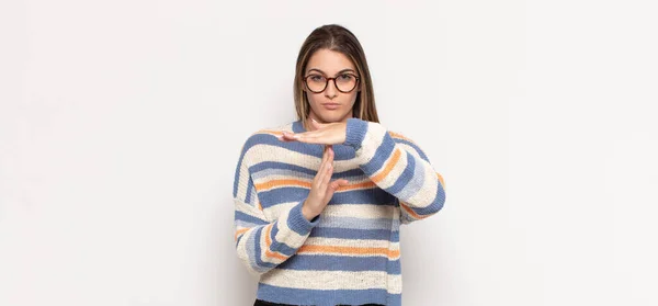 Joven Rubia Buscando Seria Severa Enojada Disgustada Haciendo Tiempo Fuera — Foto de Stock