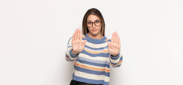 Jong Blond Vrouw Zoek Serieus Ongelukkig Boos Ontevreden Verbieden Toegang — Stockfoto