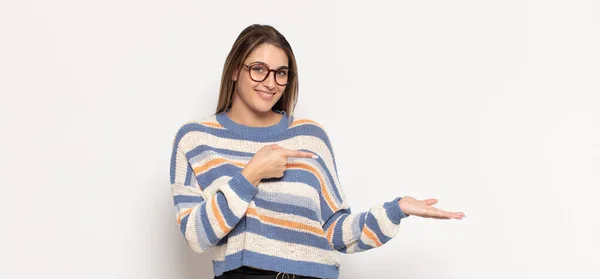 Jovem Loira Sorrindo Sentindo Feliz Despreocupada Satisfeita Apontando Para Conceito — Fotografia de Stock